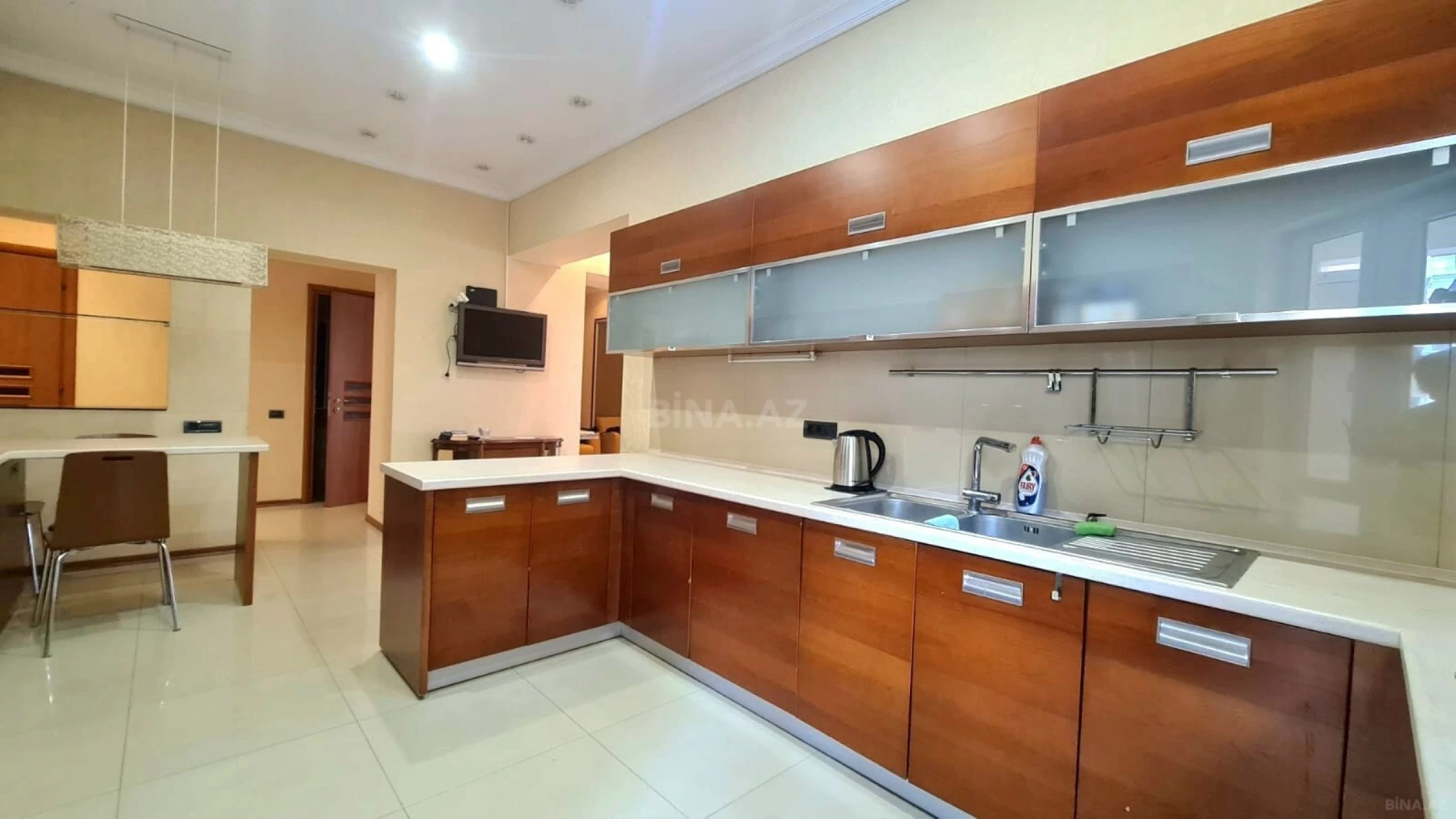 Kirayə verilir 3 otaqlı mənzil 185 m²