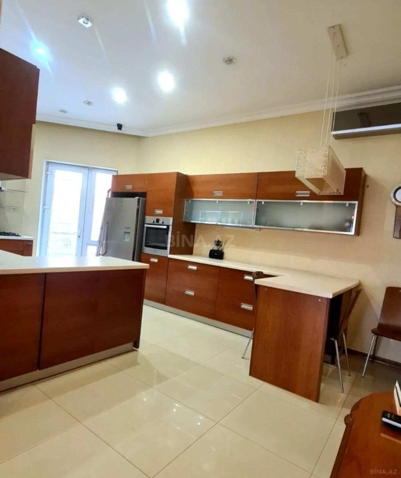 Kirayə verilir 3 otaqlı mənzil 185 m²