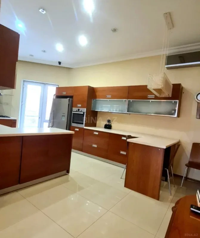 Kirayə verilir 3 otaqlı mənzil 185 m²