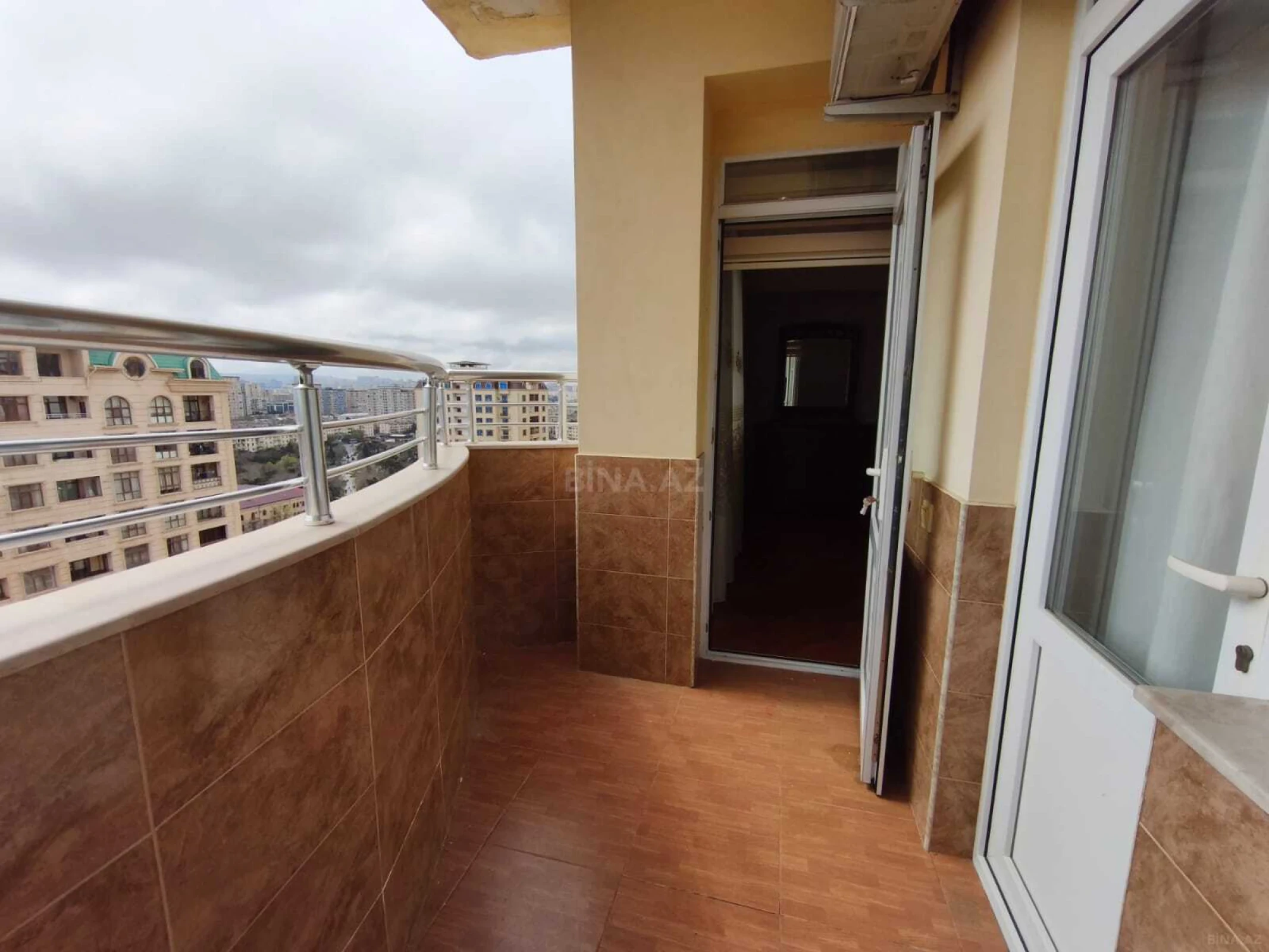 Satılır 3 otaqlı mənzil 95 m²