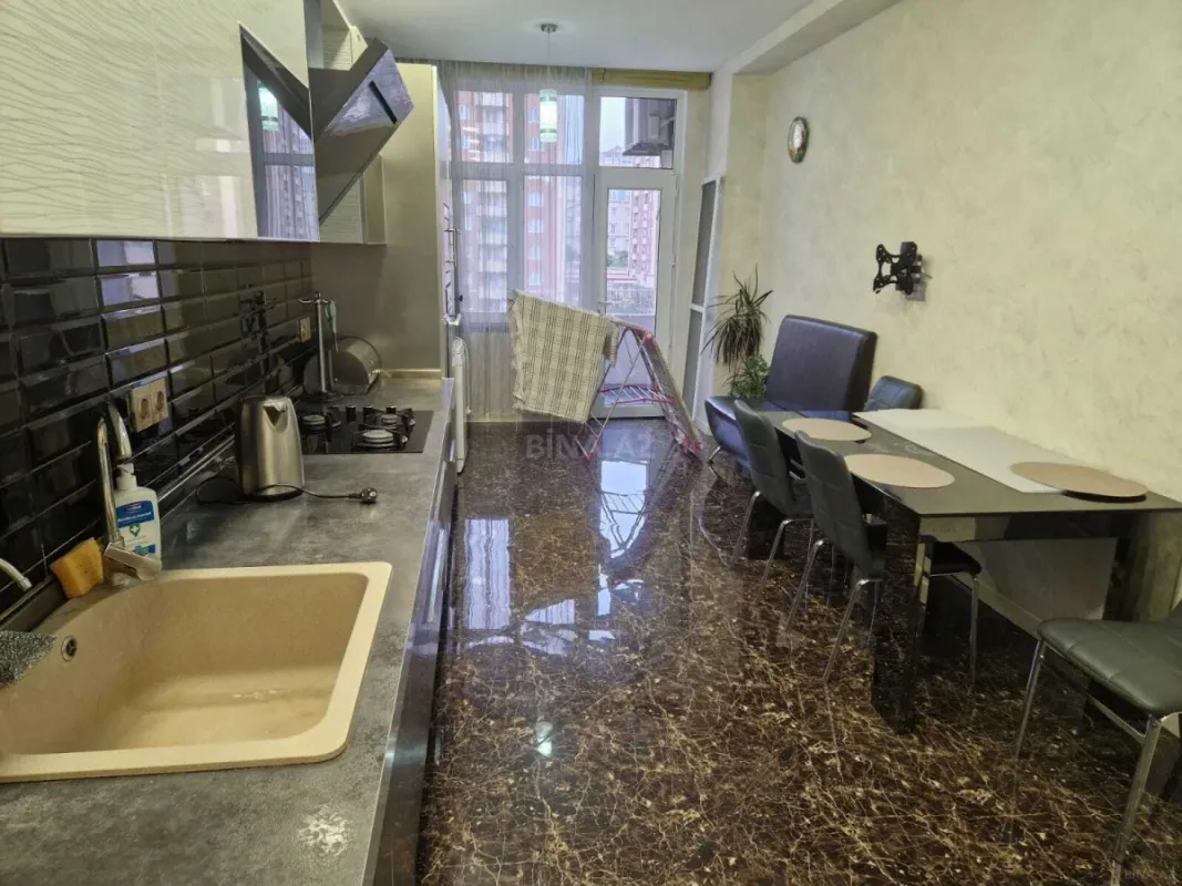 Kirayə verilir 4 otaqlı mənzil 200 m²