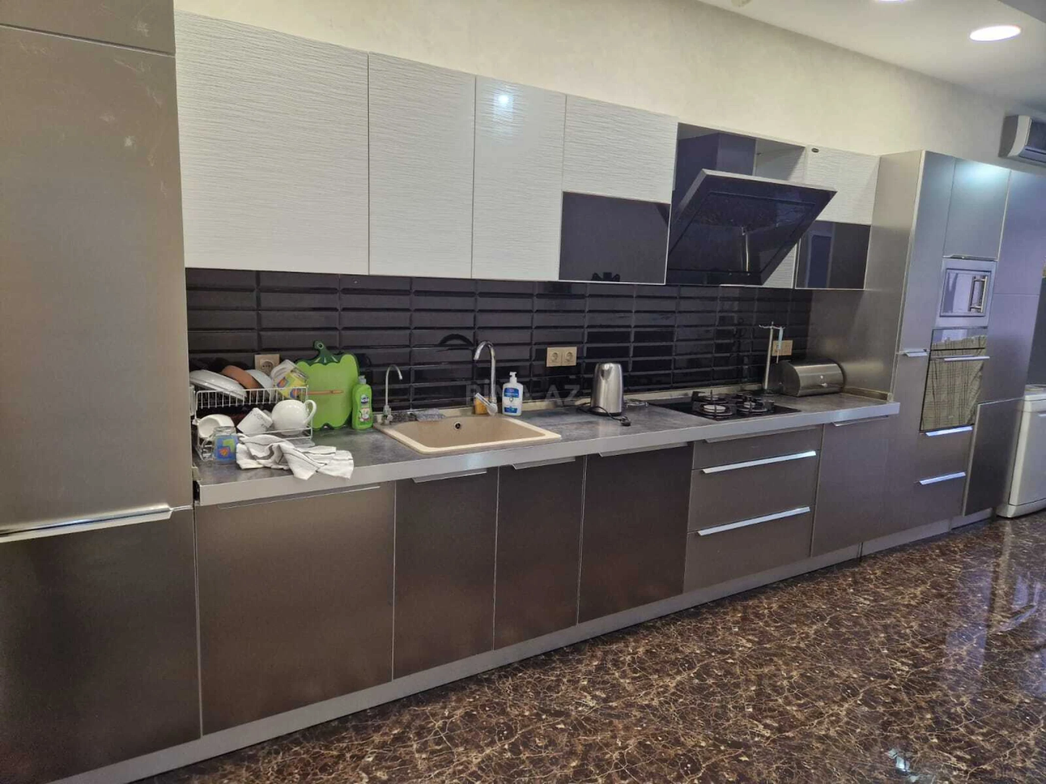 Kirayə verilir 4 otaqlı mənzil 200 m²