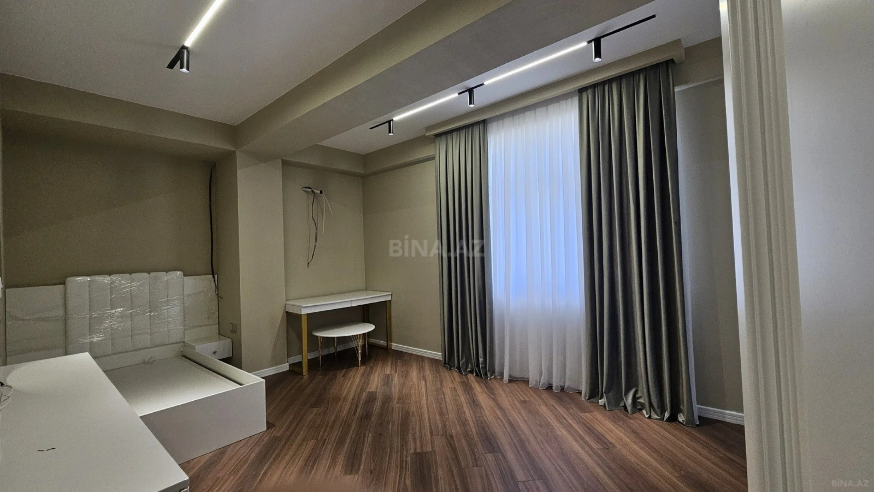 Satılır 4 otaqlı mənzil 178 m²