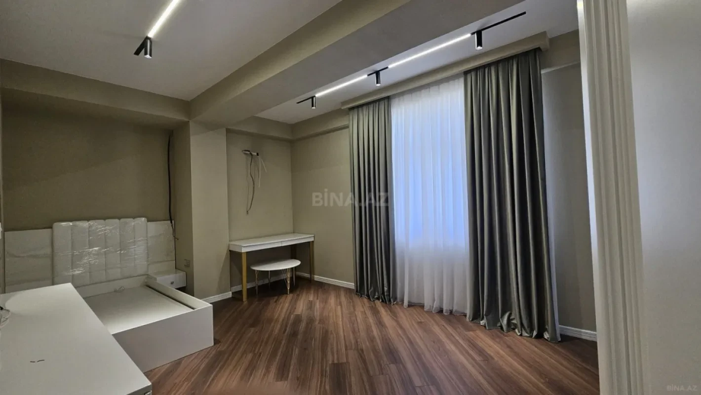 Satılır 4 otaqlı mənzil 178 m²