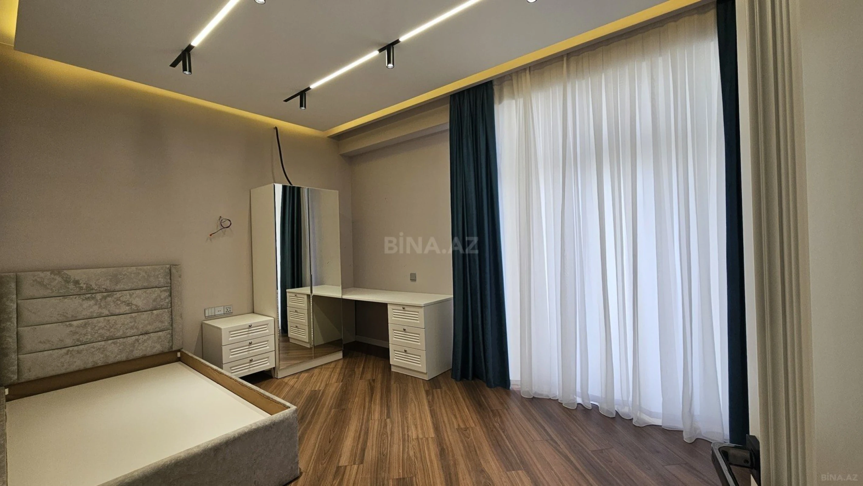 Satılır 4 otaqlı mənzil 178 m²
