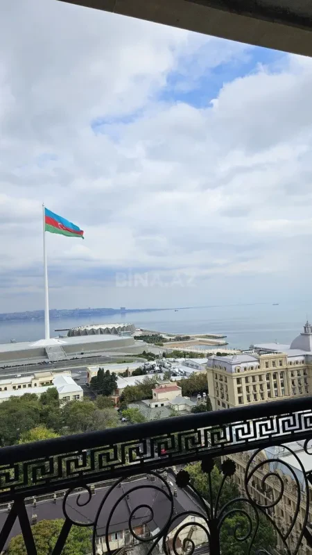 Satılır 4 otaqlı mənzil 178 m²