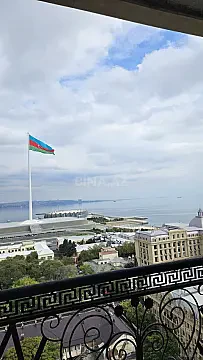 Satılır 4 otaqlı mənzil 178 m²