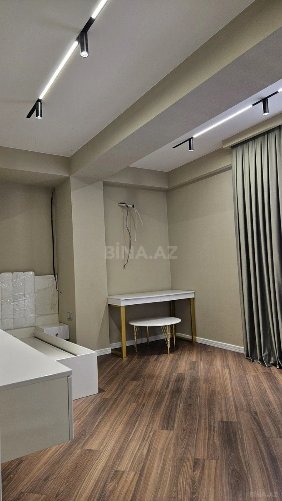 Satılır 4 otaqlı mənzil 178 m²