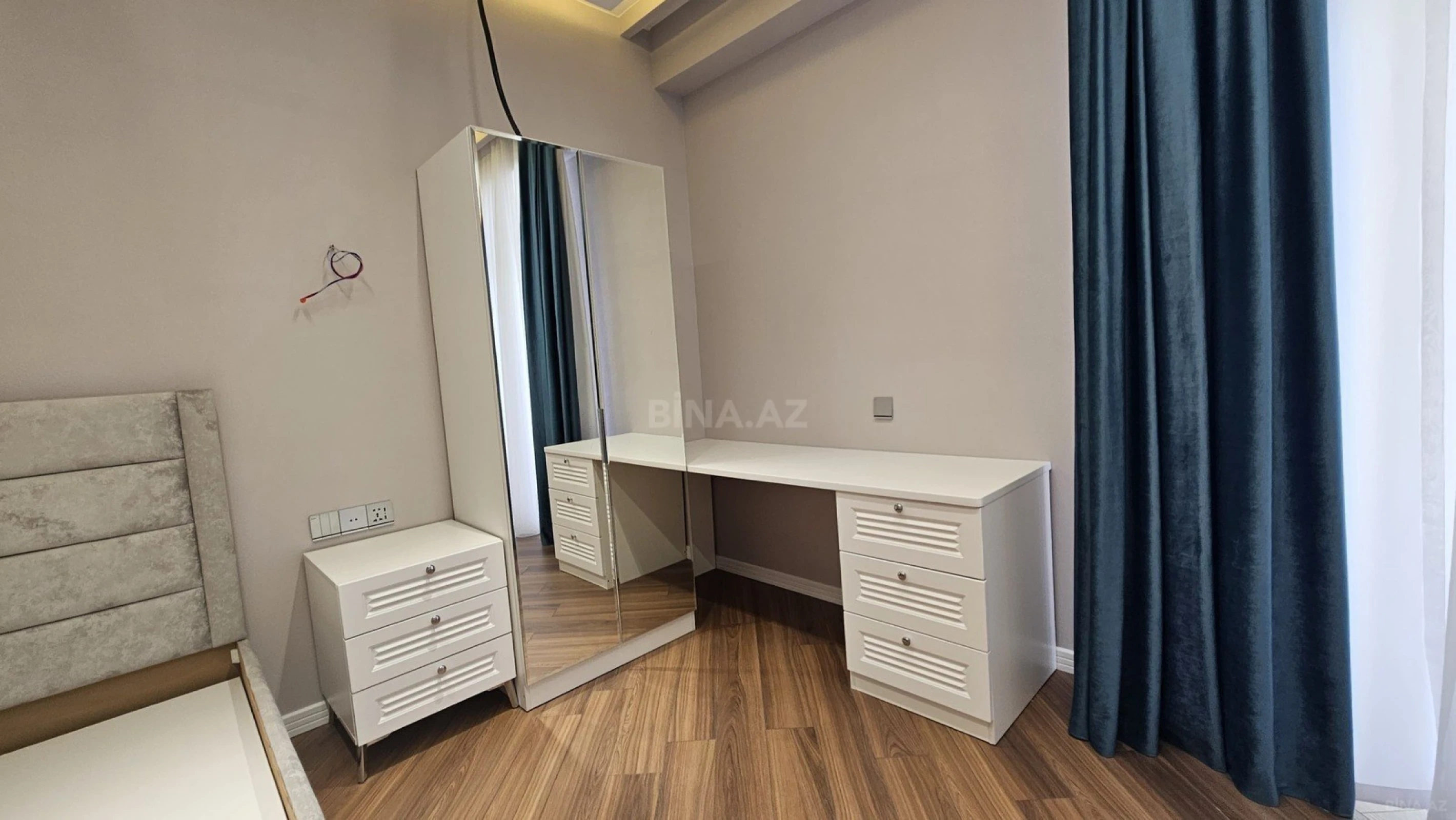Satılır 4 otaqlı mənzil 178 m²