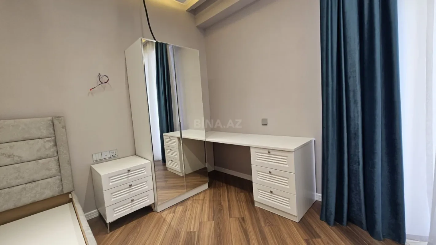 Satılır 4 otaqlı mənzil 178 m²
