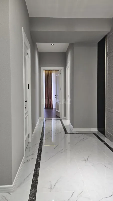 Satılır 4 otaqlı mənzil 178 m²