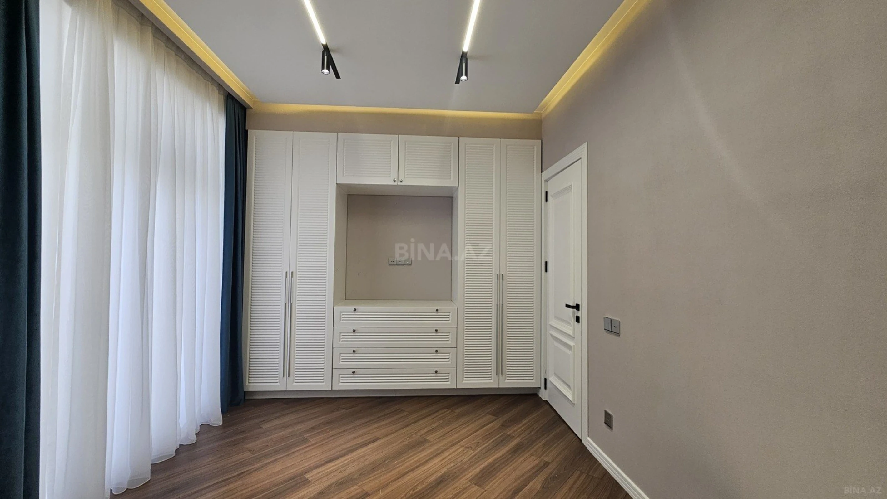 Satılır 4 otaqlı mənzil 178 m²