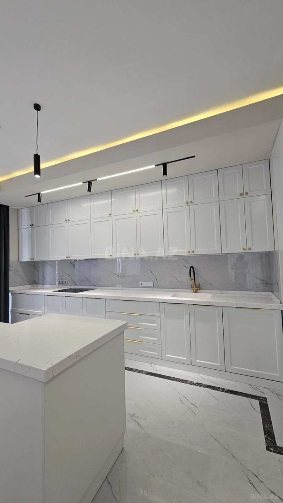 Satılır 4 otaqlı mənzil 178 m²