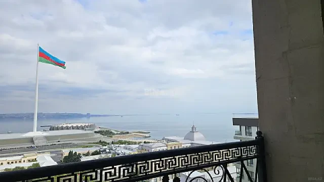Satılır 4 otaqlı mənzil 178 m²