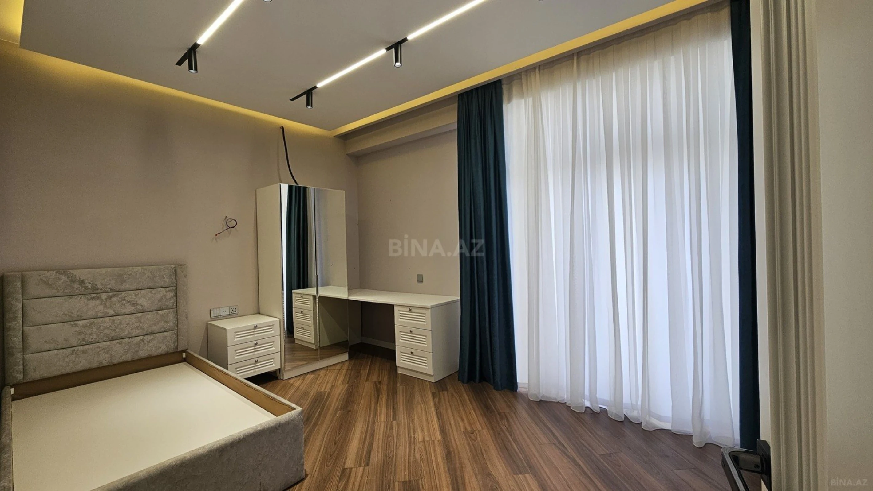Satılır 4 otaqlı mənzil 178 m²