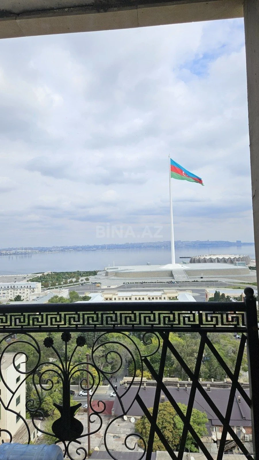 Satılır 4 otaqlı mənzil 178 m²