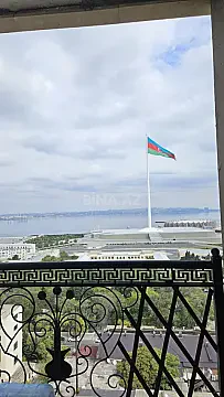 Satılır 4 otaqlı mənzil 178 m²