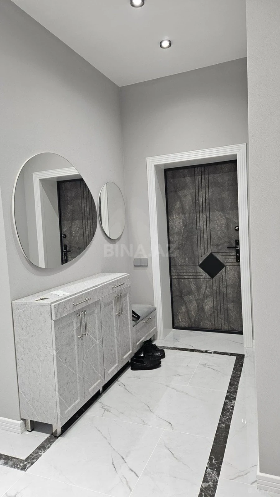Satılır 4 otaqlı mənzil 178 m²