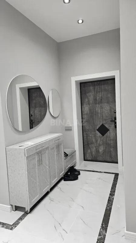 Satılır 4 otaqlı mənzil 178 m²