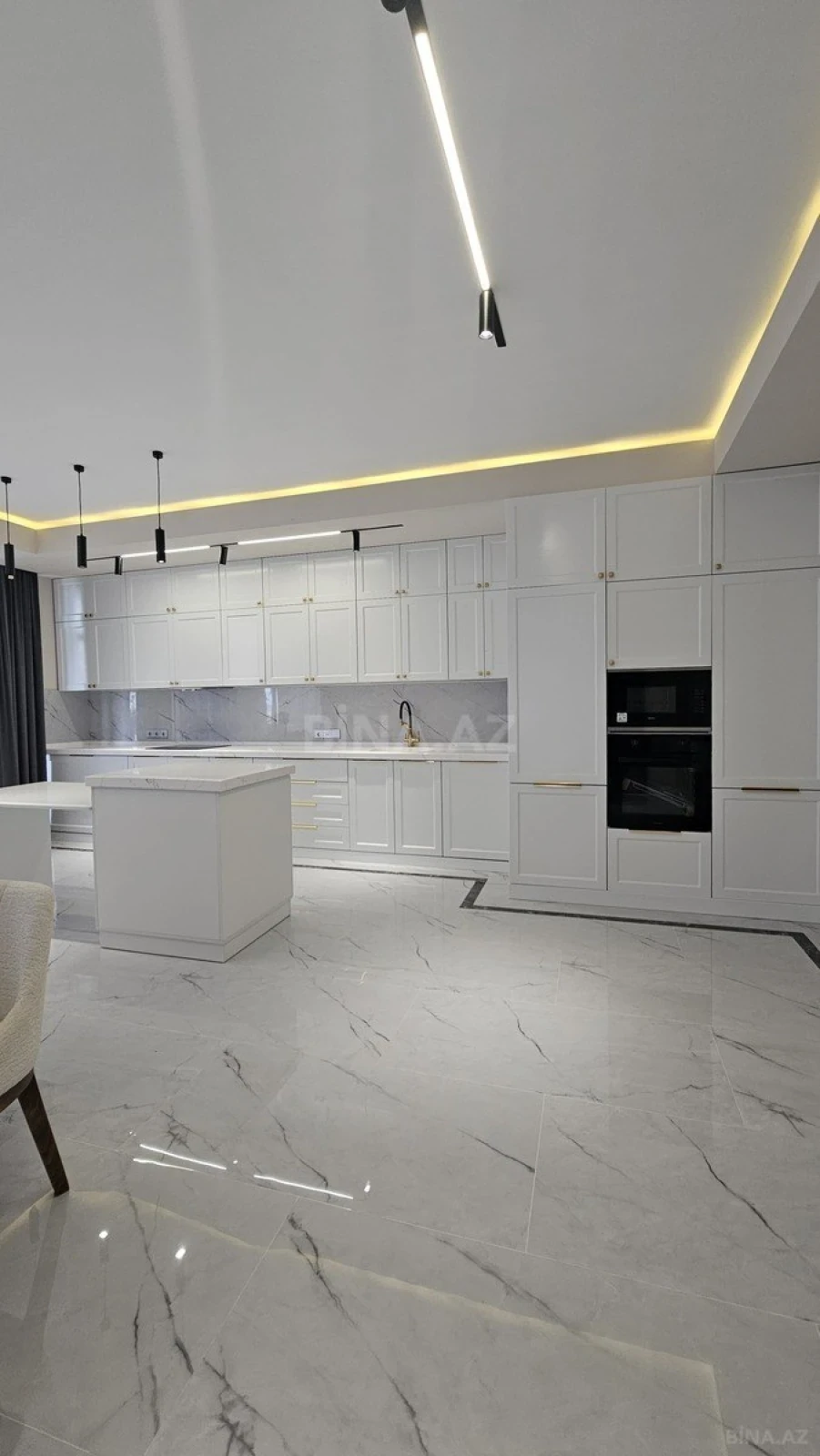Satılır 4 otaqlı mənzil 178 m²