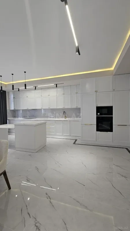 Satılır 4 otaqlı mənzil 178 m²