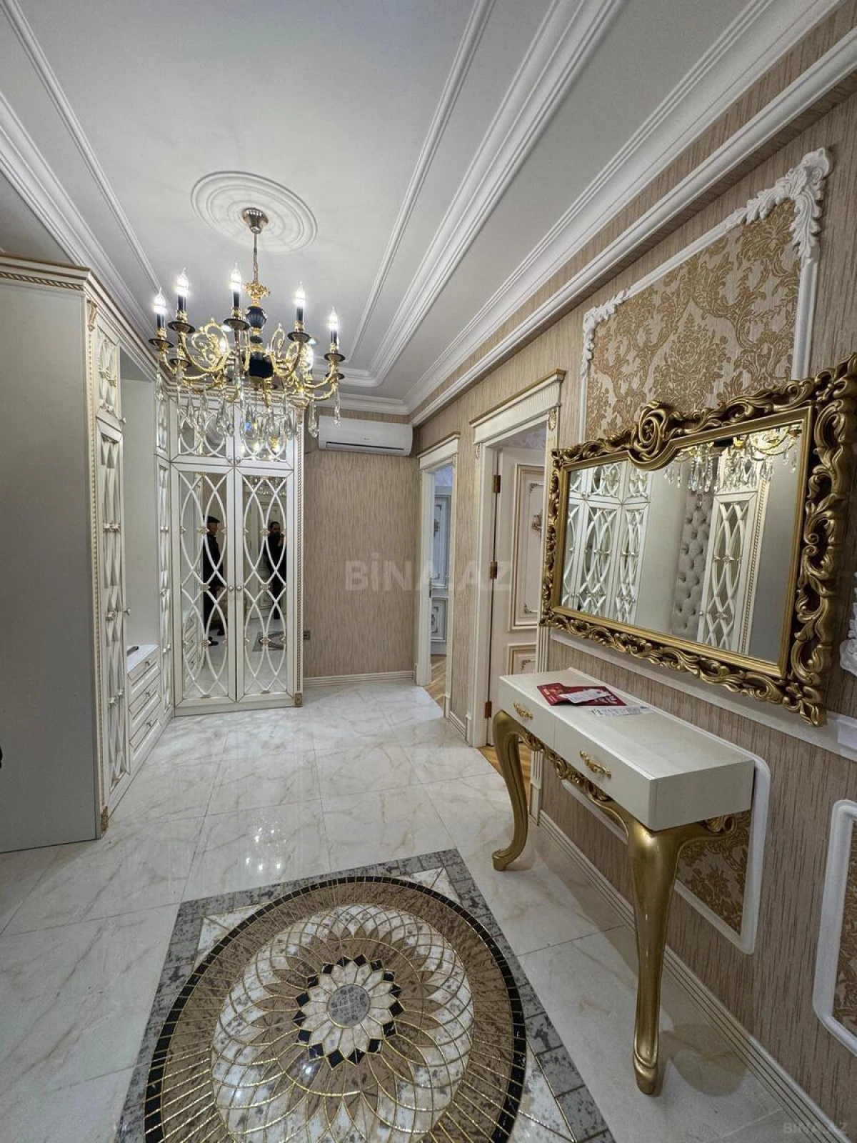 Satılır 4 otaqlı mənzil 170 m²