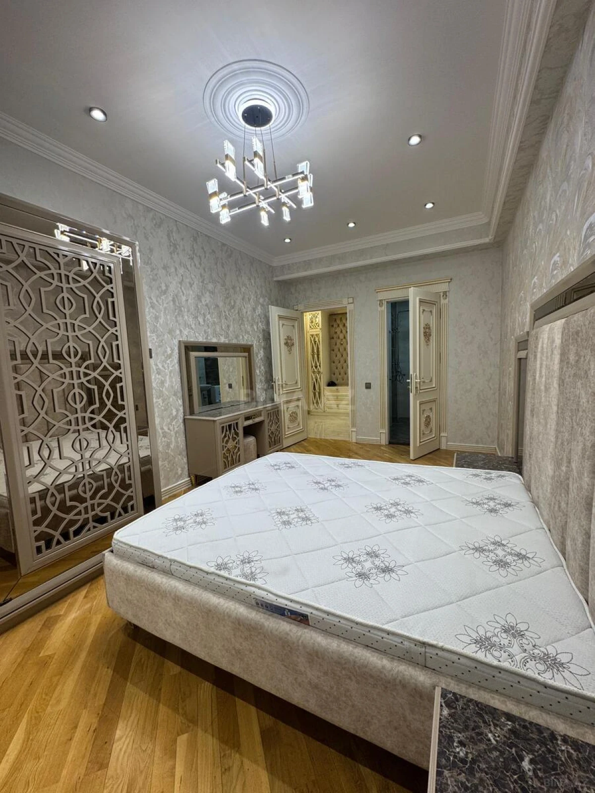 Satılır 4 otaqlı mənzil 170 m²