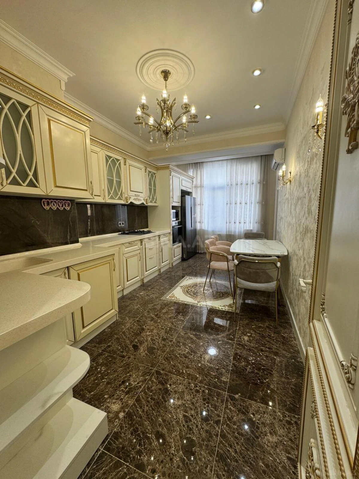 Satılır 4 otaqlı mənzil 170 m²