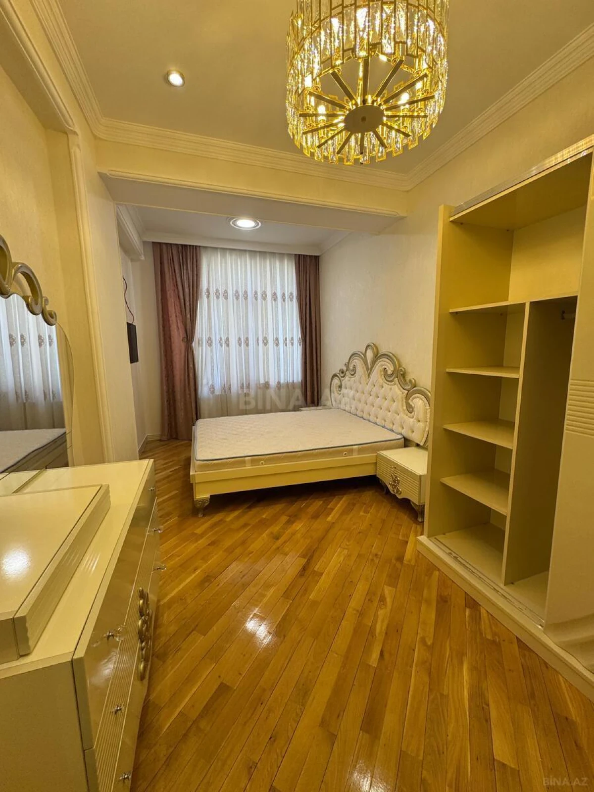 Satılır 4 otaqlı mənzil 170 m²