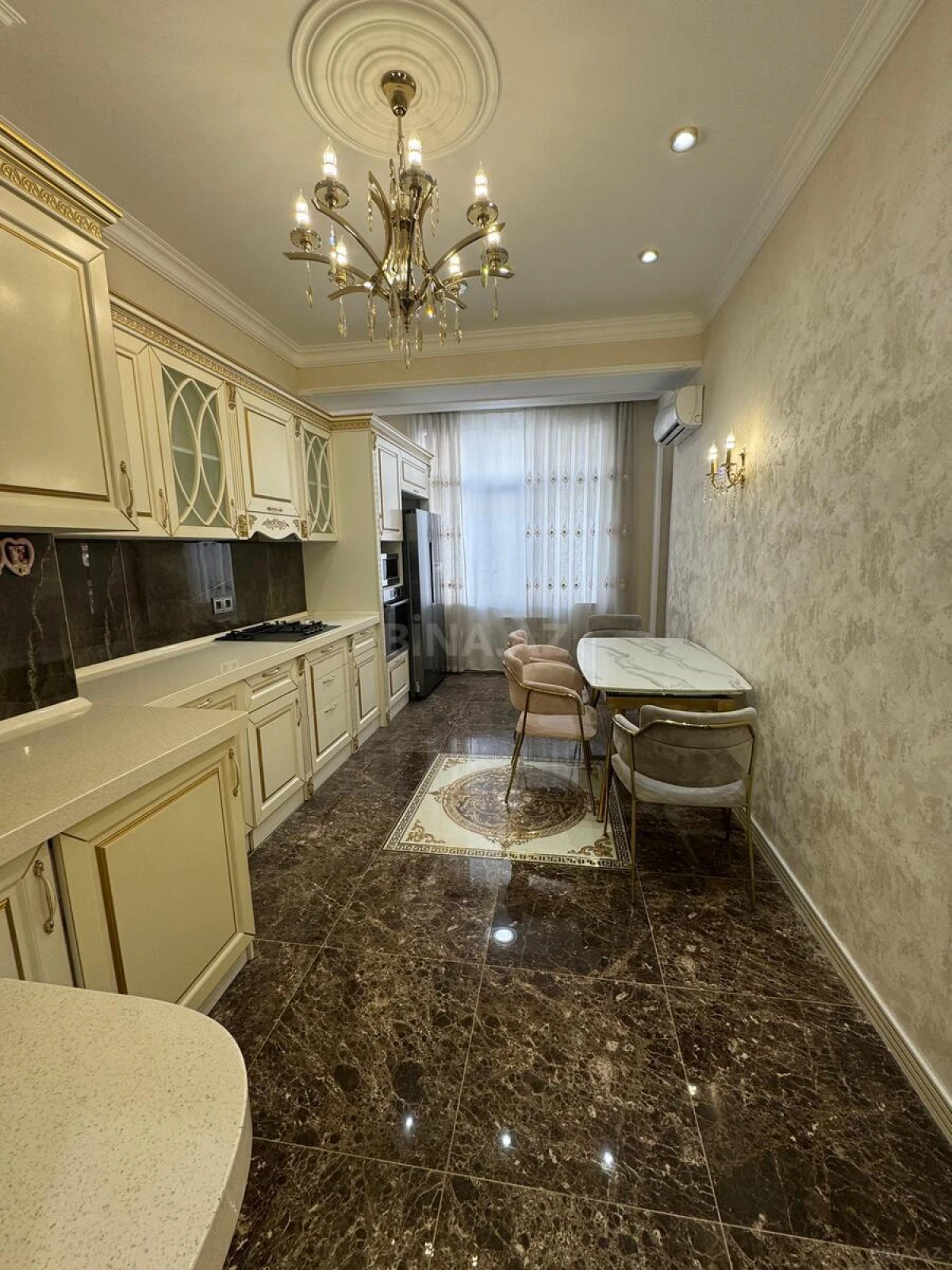 Satılır 4 otaqlı mənzil 170 m²
