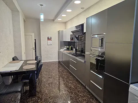 Kirayə verilir 4 otaqlı mənzil 180 m²