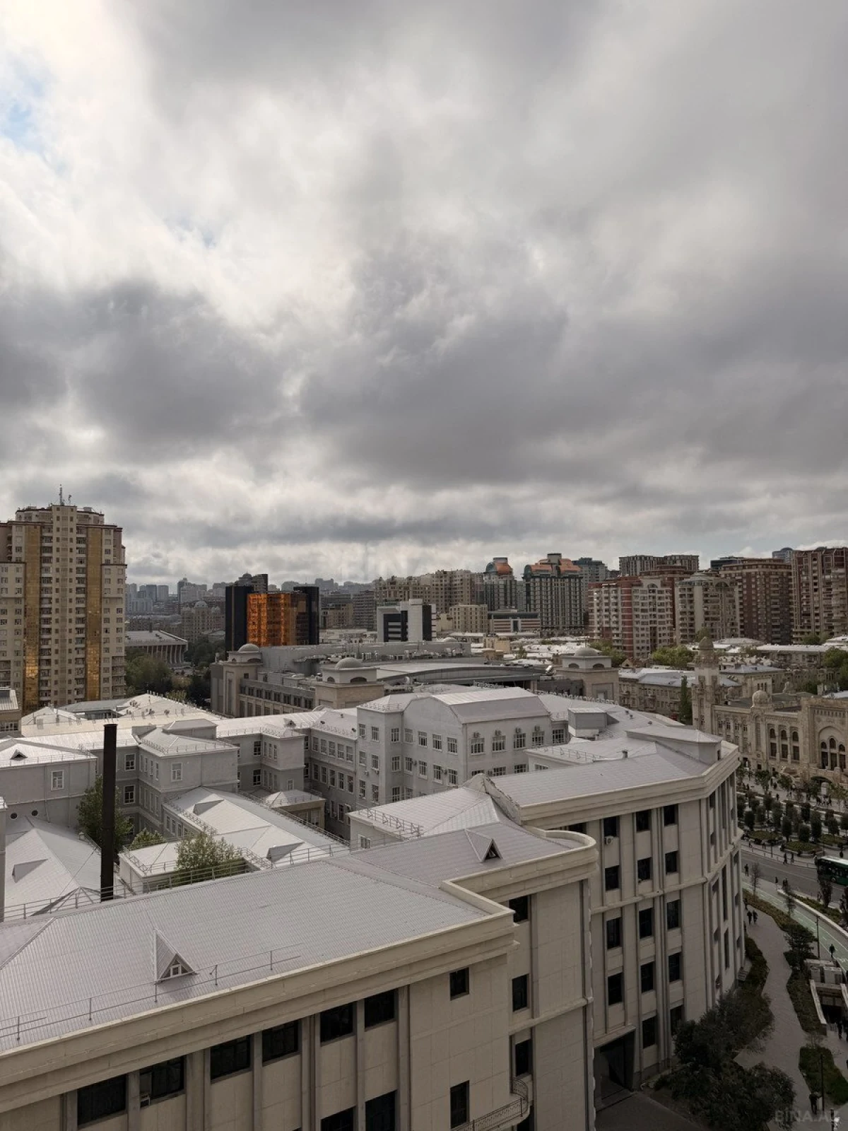 Satılır 4 otaqlı mənzil 170 m²