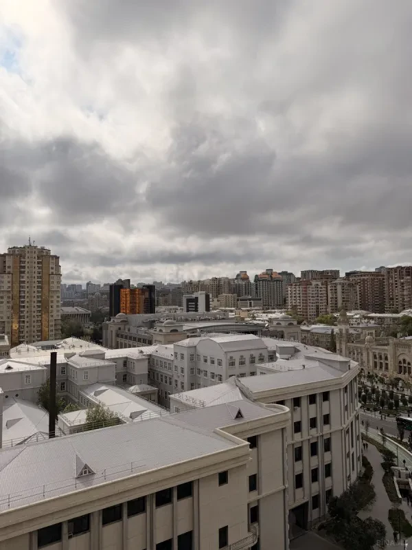 Satılır 4 otaqlı mənzil 170 m²