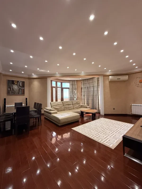 Satılır 4 otaqlı mənzil 170 m²