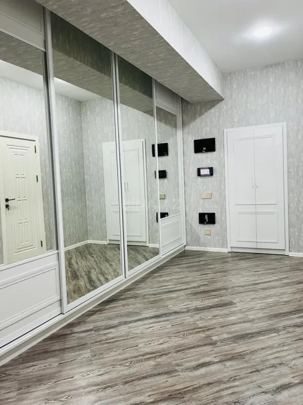 Satılır 4 otaqlı mənzil 210 m²