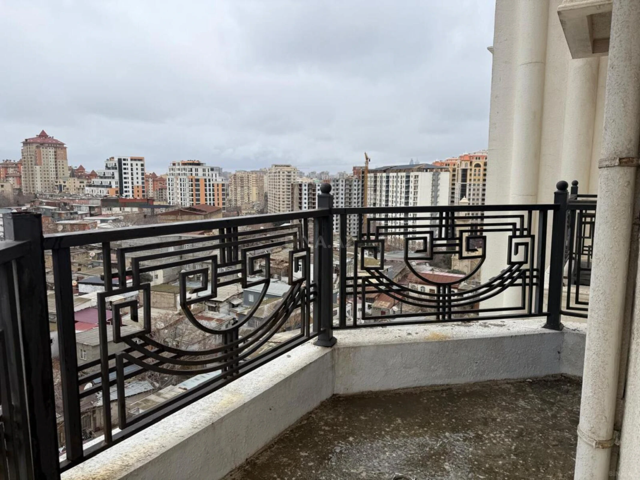 Satılır 3 otaqlı mənzil 168 m²