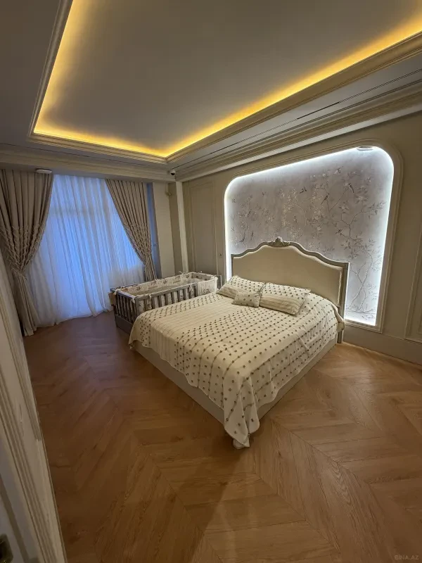 Satılır 4 otaqlı mənzil 210 m²