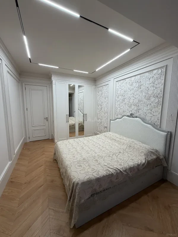 Satılır 4 otaqlı mənzil 210 m²