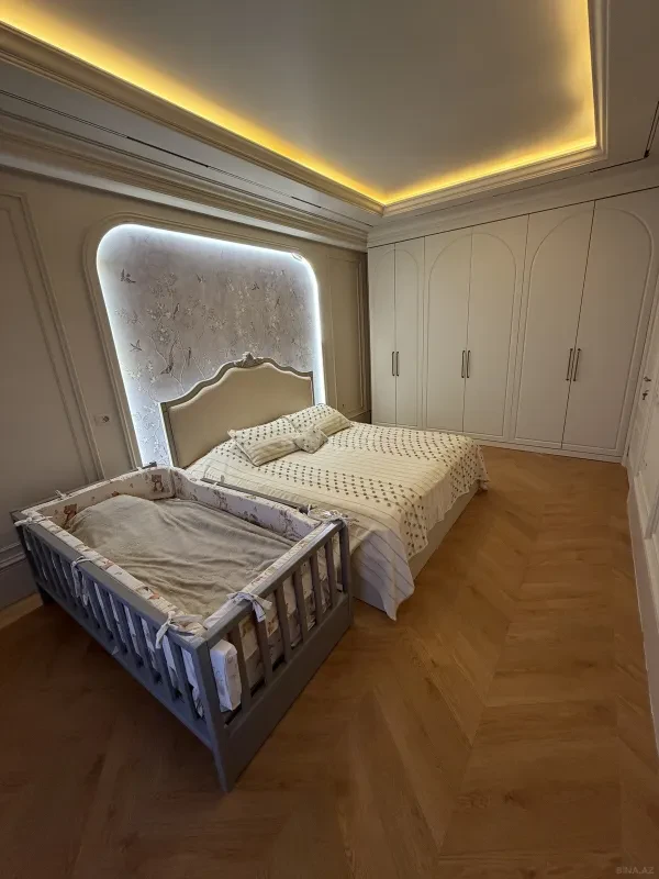 Satılır 4 otaqlı mənzil 210 m²