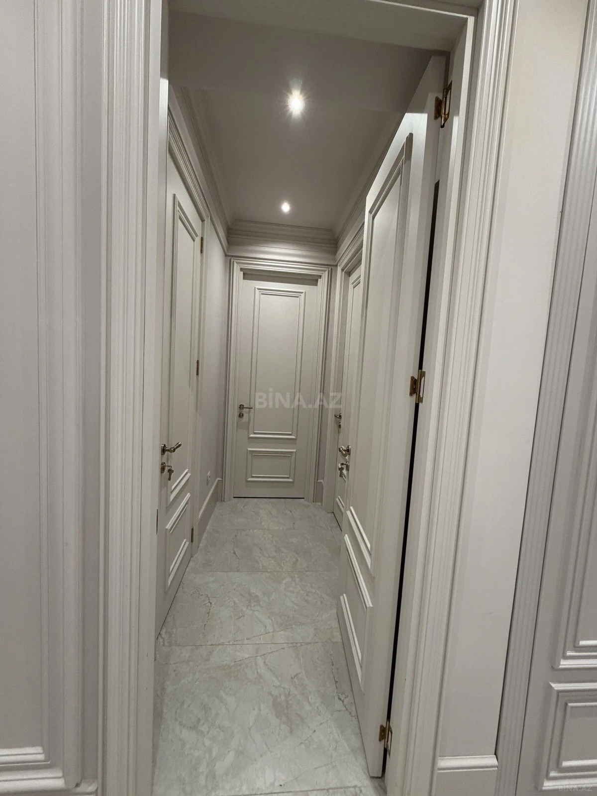 Satılır 4 otaqlı mənzil 210 m²