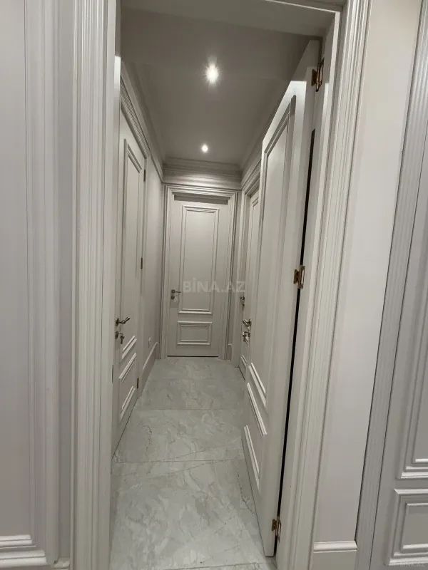 Satılır 4 otaqlı mənzil 210 m²