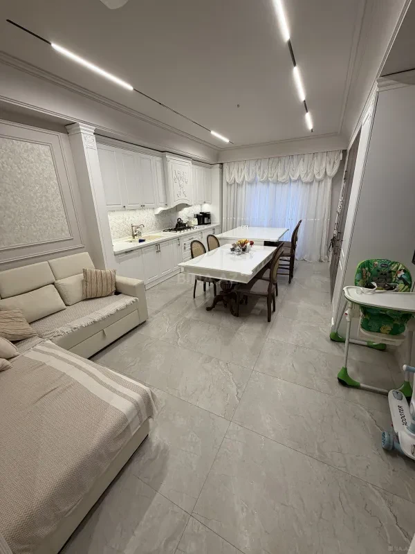 Satılır 4 otaqlı mənzil 210 m²