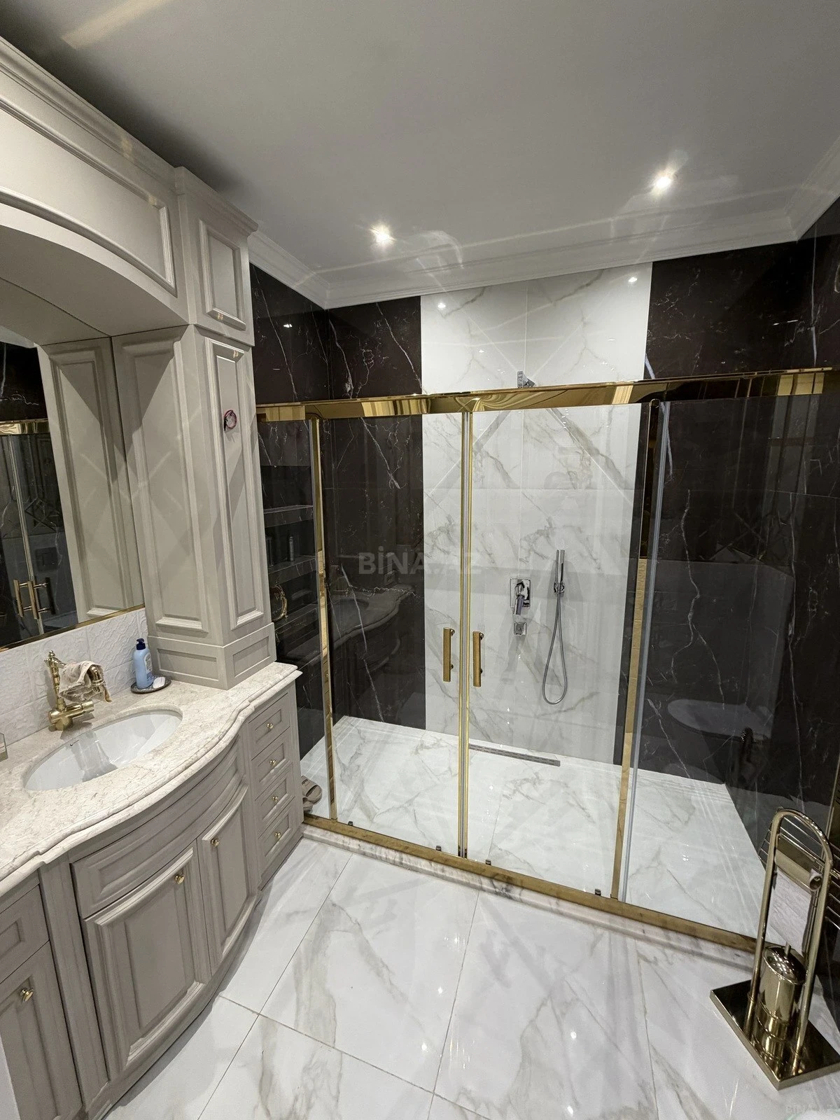 Satılır 4 otaqlı mənzil 210 m²