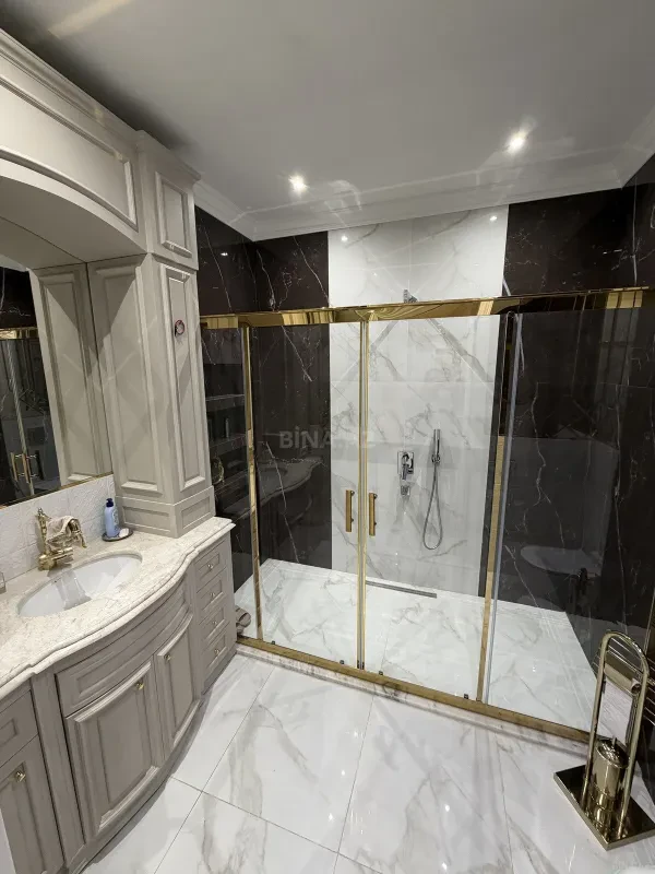 Satılır 4 otaqlı mənzil 210 m²