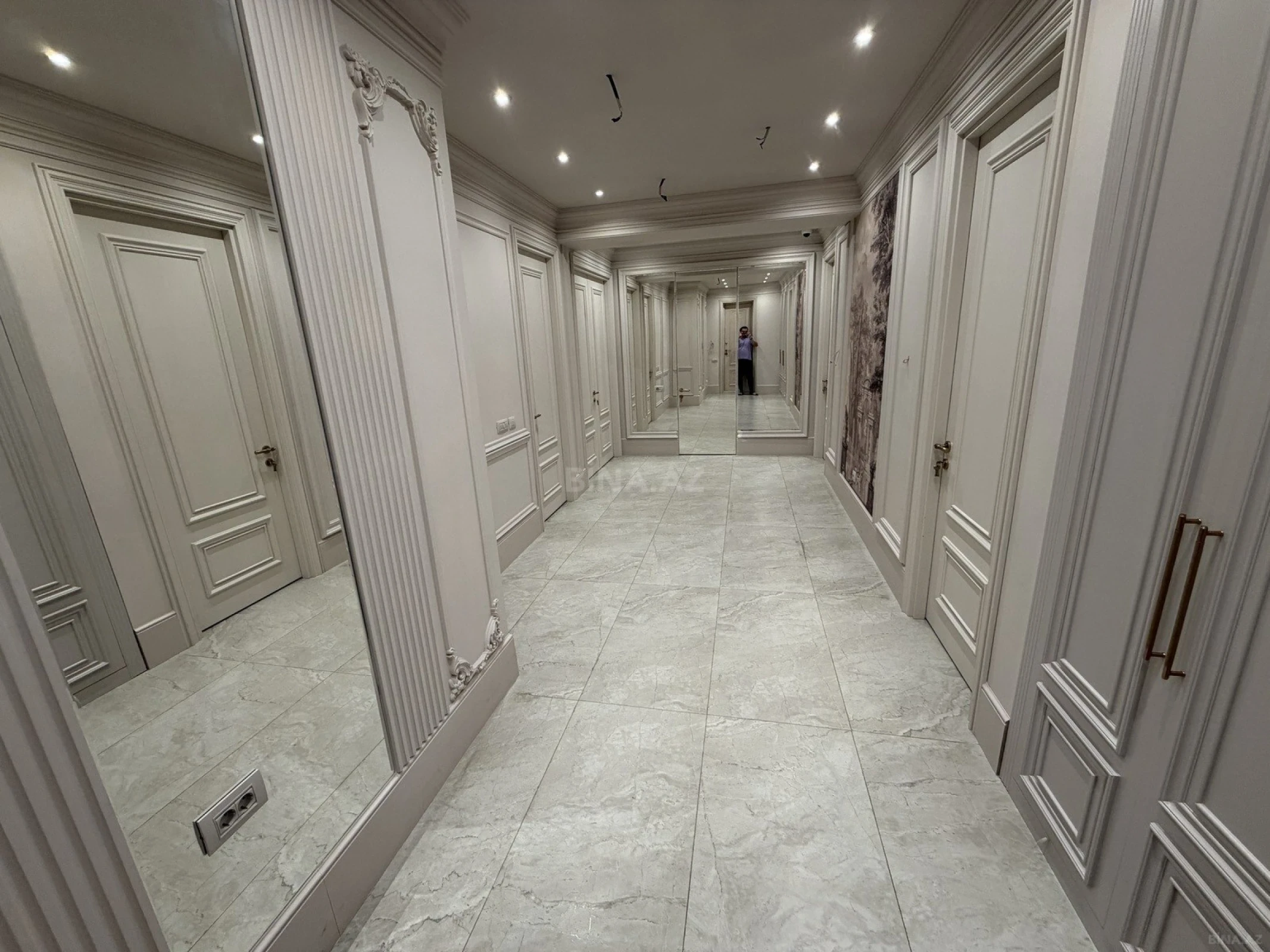 Satılır 4 otaqlı mənzil 210 m²