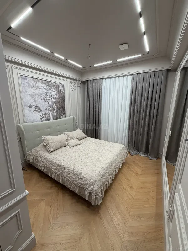 Satılır 4 otaqlı mənzil 210 m²