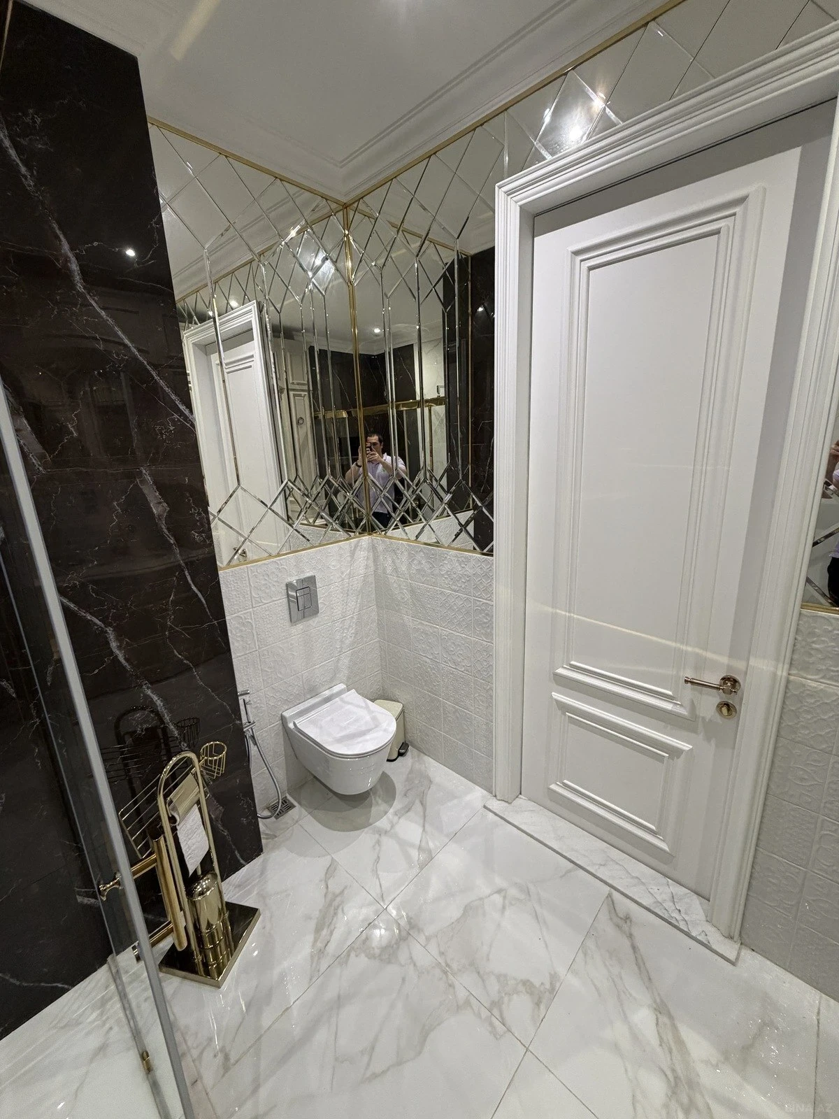Satılır 4 otaqlı mənzil 210 m²