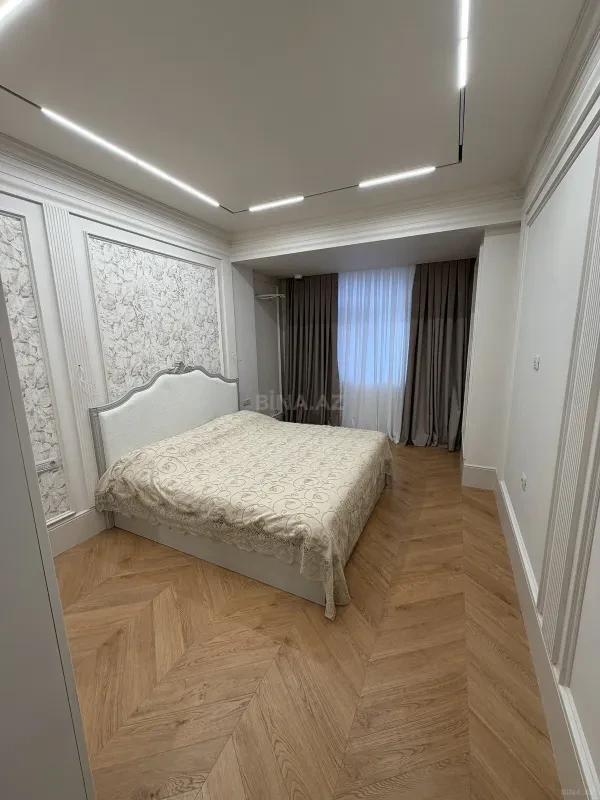 Satılır 4 otaqlı mənzil 210 m²