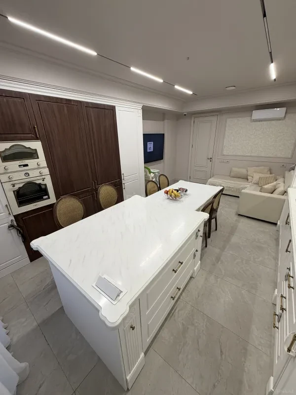 Satılır 4 otaqlı mənzil 210 m²