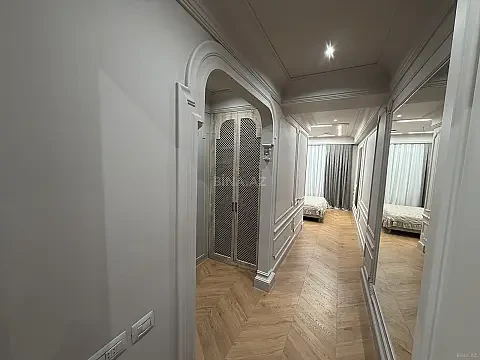 Satılır 4 otaqlı mənzil 210 m²
